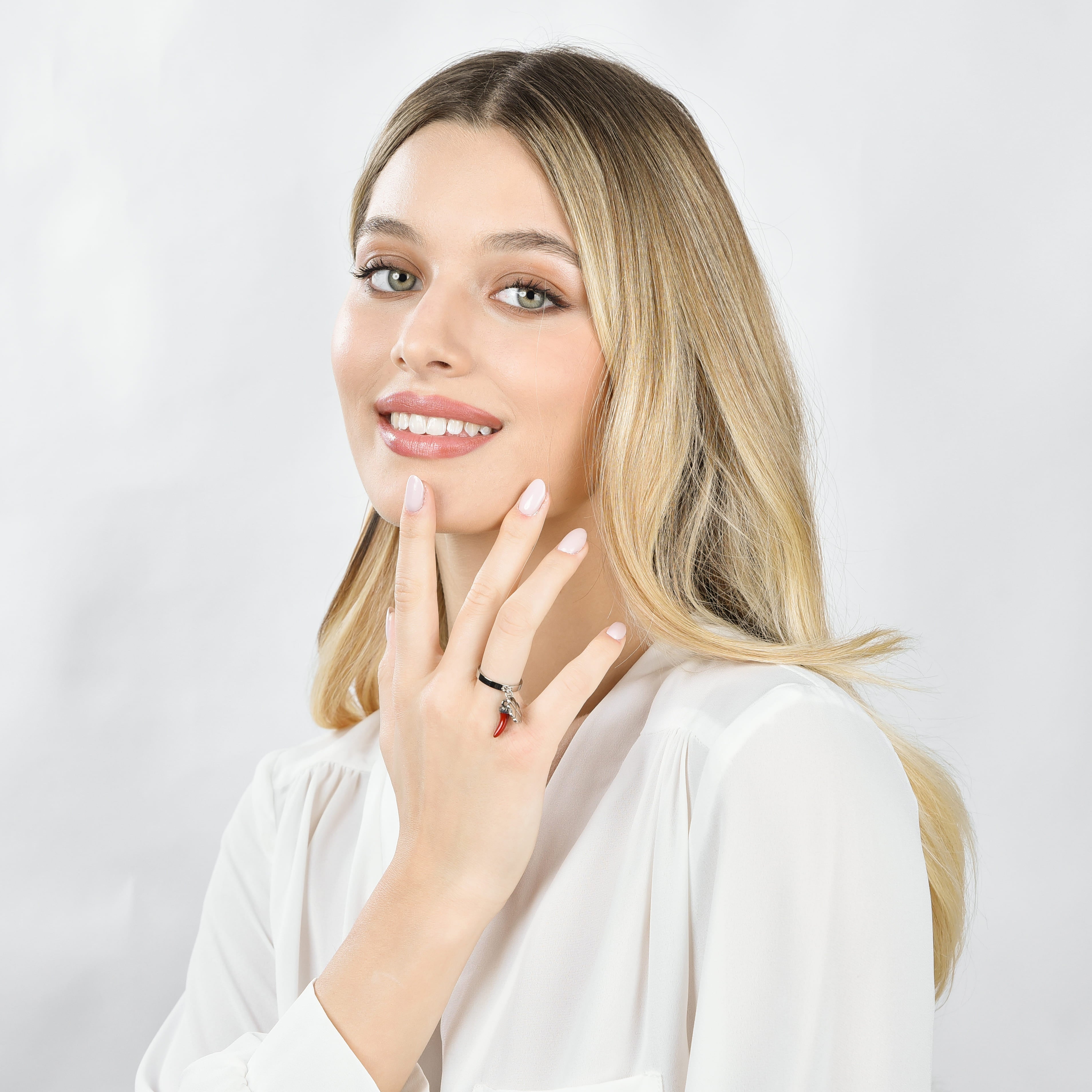 ANILLO DE ACERO PARA MUJER CON CUERNO DE ESMALTE ROJO Y TRÉBOL DE CUATRO HOJAS