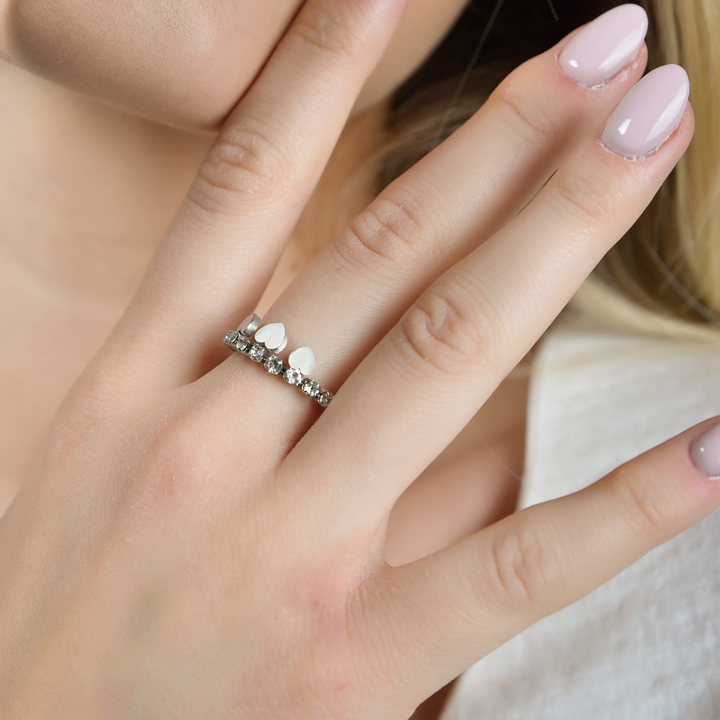 ANILLO DE ACERO PARA MUJER CON CRISTALES BLANCOS Y CORAZONES
