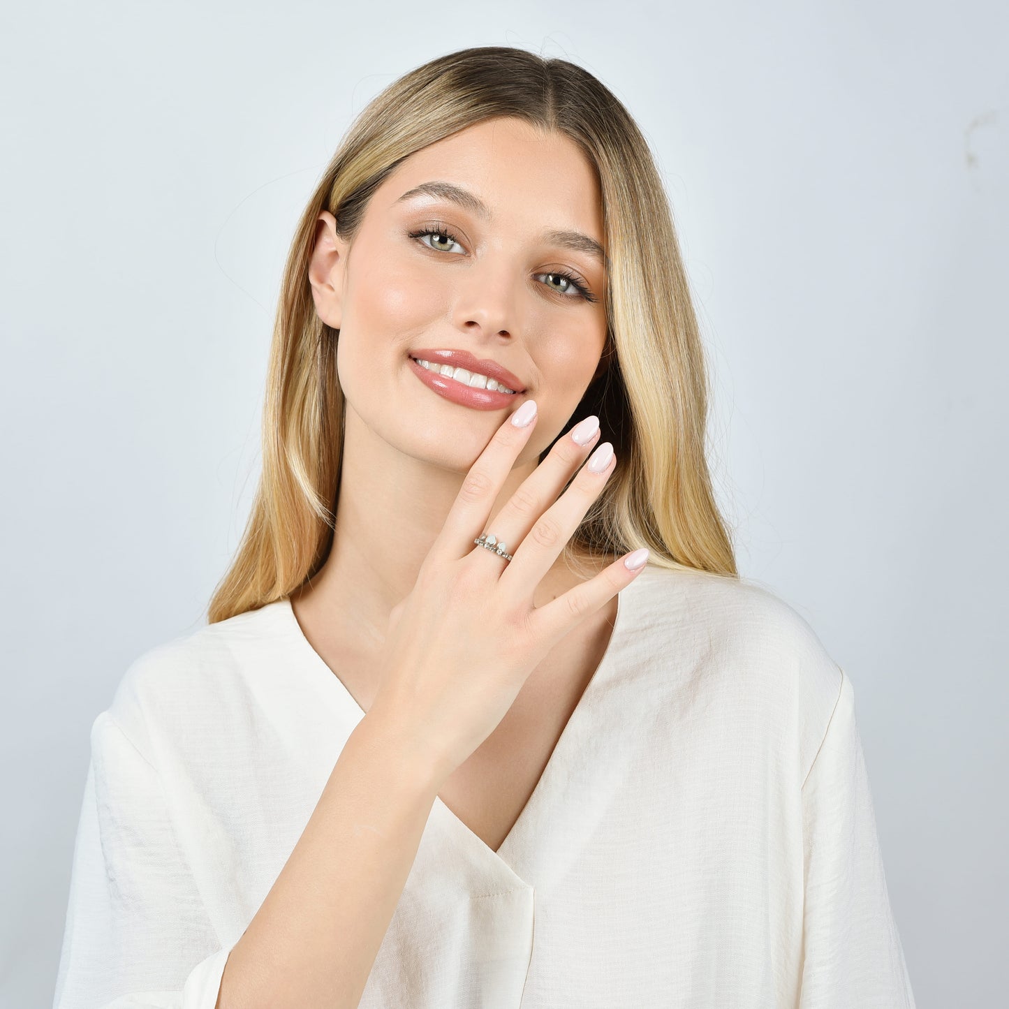 ANILLO DE ACERO PARA MUJER CON CRISTALES BLANCOS Y CORAZONES