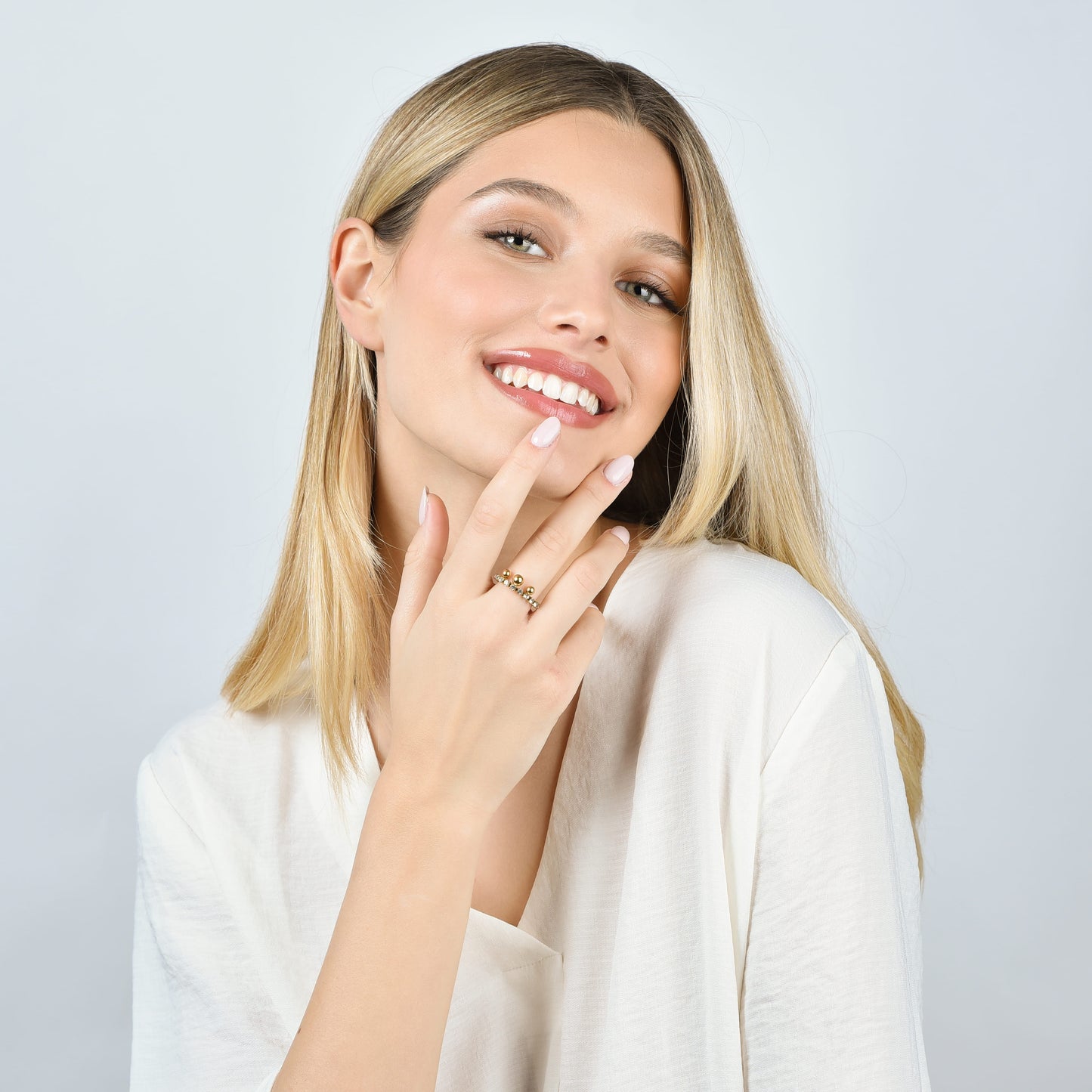 ANILLO DE MUJER IP DE ACERO DORADO CON CRISTALES BLANCOS Y ESFERAS