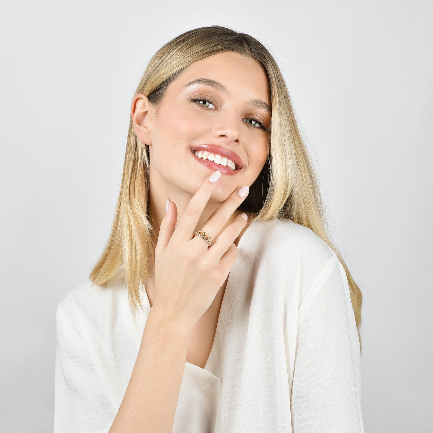 ANILLO DE MUJER IP DE ACERO DORADO CON CRISTALES BLANCOS Y ESFERAS