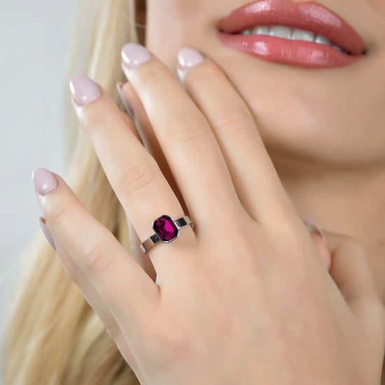 ANILLO DE ACERO PARA MUJER CON CRISTALES FUCSIA