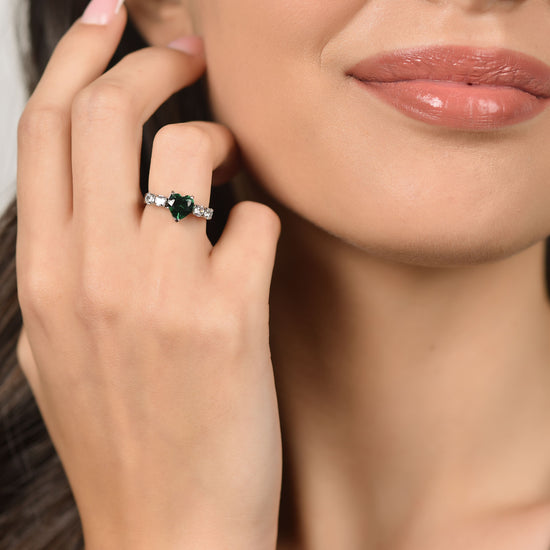 ANILLO DE ACERO PARA MUJER CON CRISTALES BLANCOS Y CORAZÓN DE CRISTAL VERDE
