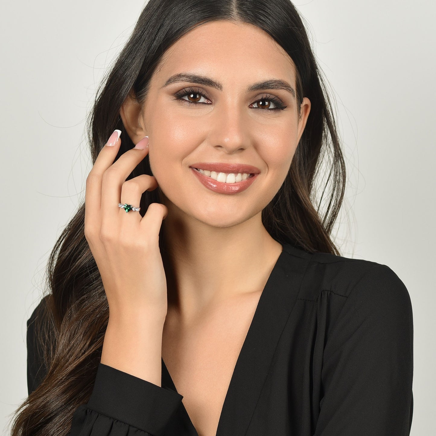 ANILLO DE ACERO PARA MUJER CON CRISTALES BLANCOS Y CORAZÓN DE CRISTAL VERDE