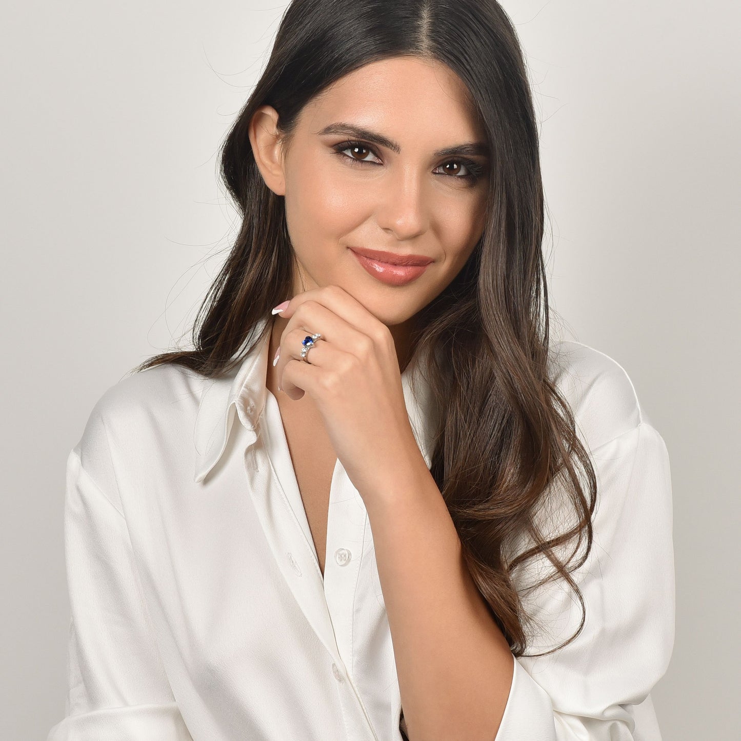 ANILLO DE ACERO PARA MUJER CON CRISTALES BLANCOS Y CORAZÓN DE CRISTAL AZUL