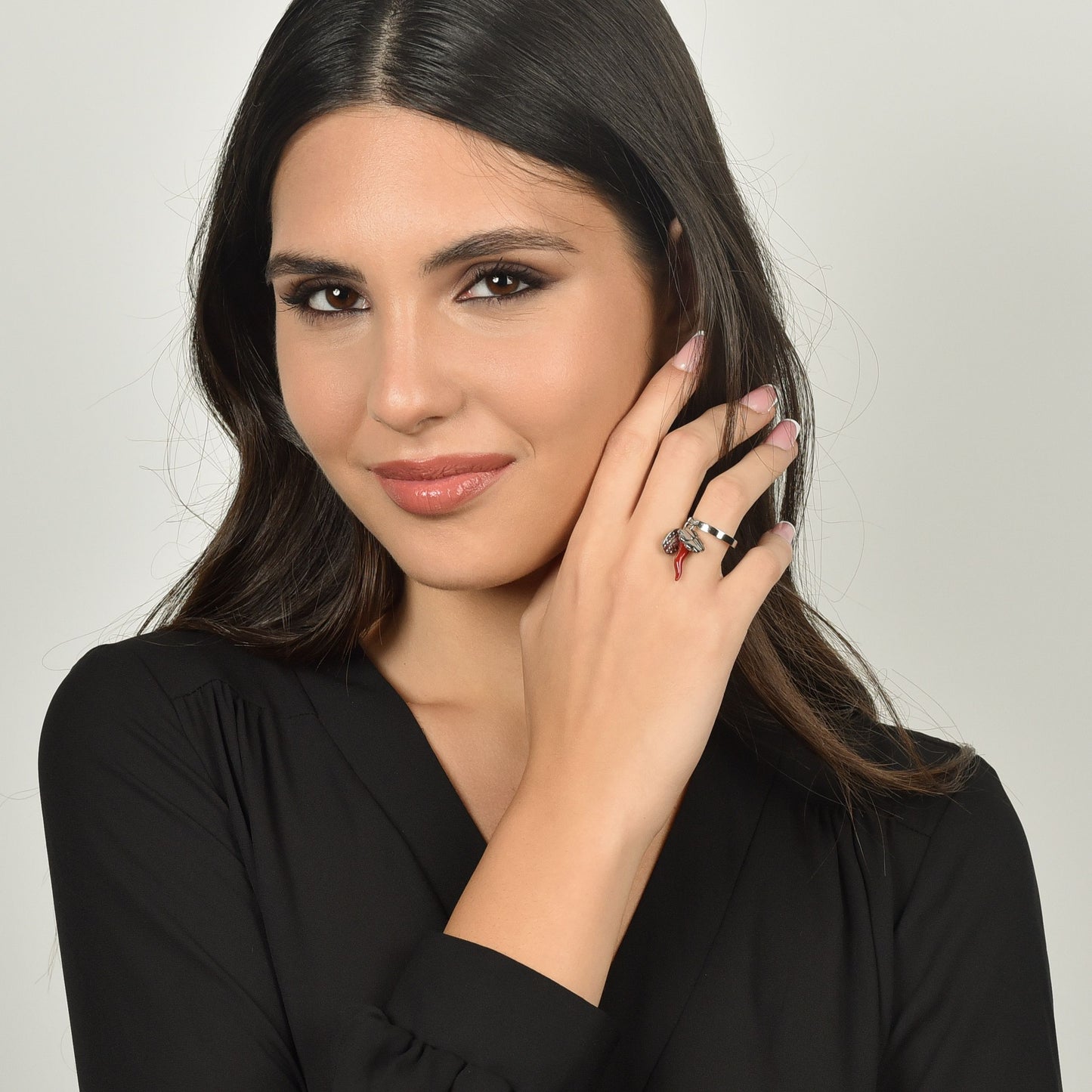 ANILLO DE ACERO PARA MUJER CON CHARM DE TRÉBOL DE CUATRO HOJAS, CUERNO Y MADONNA