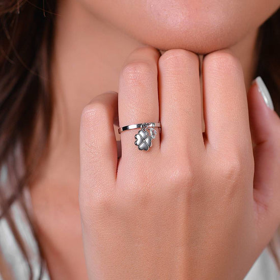 ANILLO DE ACERO TRÉBOL DE CUATRO HOJAS Y CIRCONITA PARA MUJER