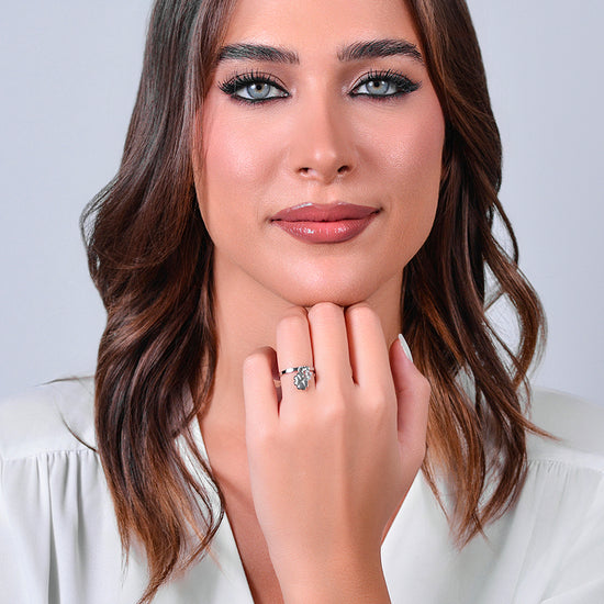 ANILLO DE ACERO TRÉBOL DE CUATRO HOJAS Y CIRCONITA PARA MUJER
