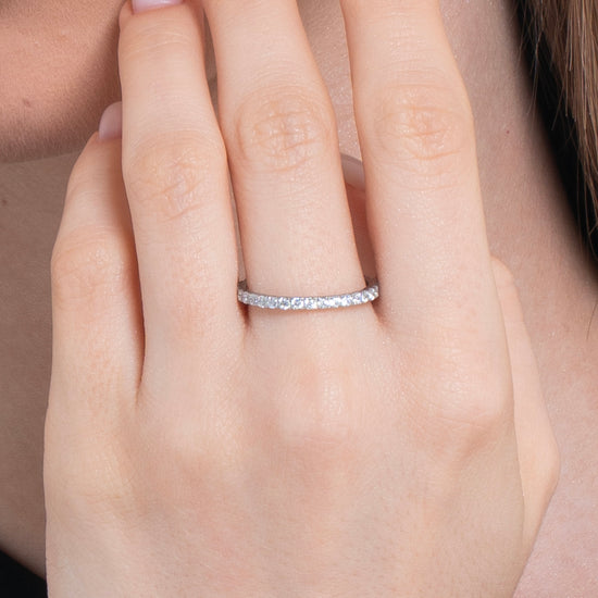 ANILLO DE ACERO PARA MUJER CON CRISTALES BLANCOS