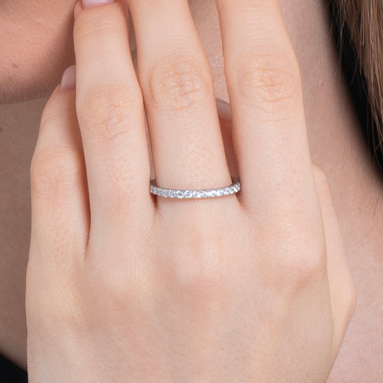 ANILLO DE ACERO PARA MUJER CON CRISTALES BLANCOS
