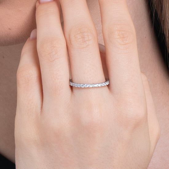 ANILLO DE ACERO PARA MUJER CON CRISTALES BLANCOS