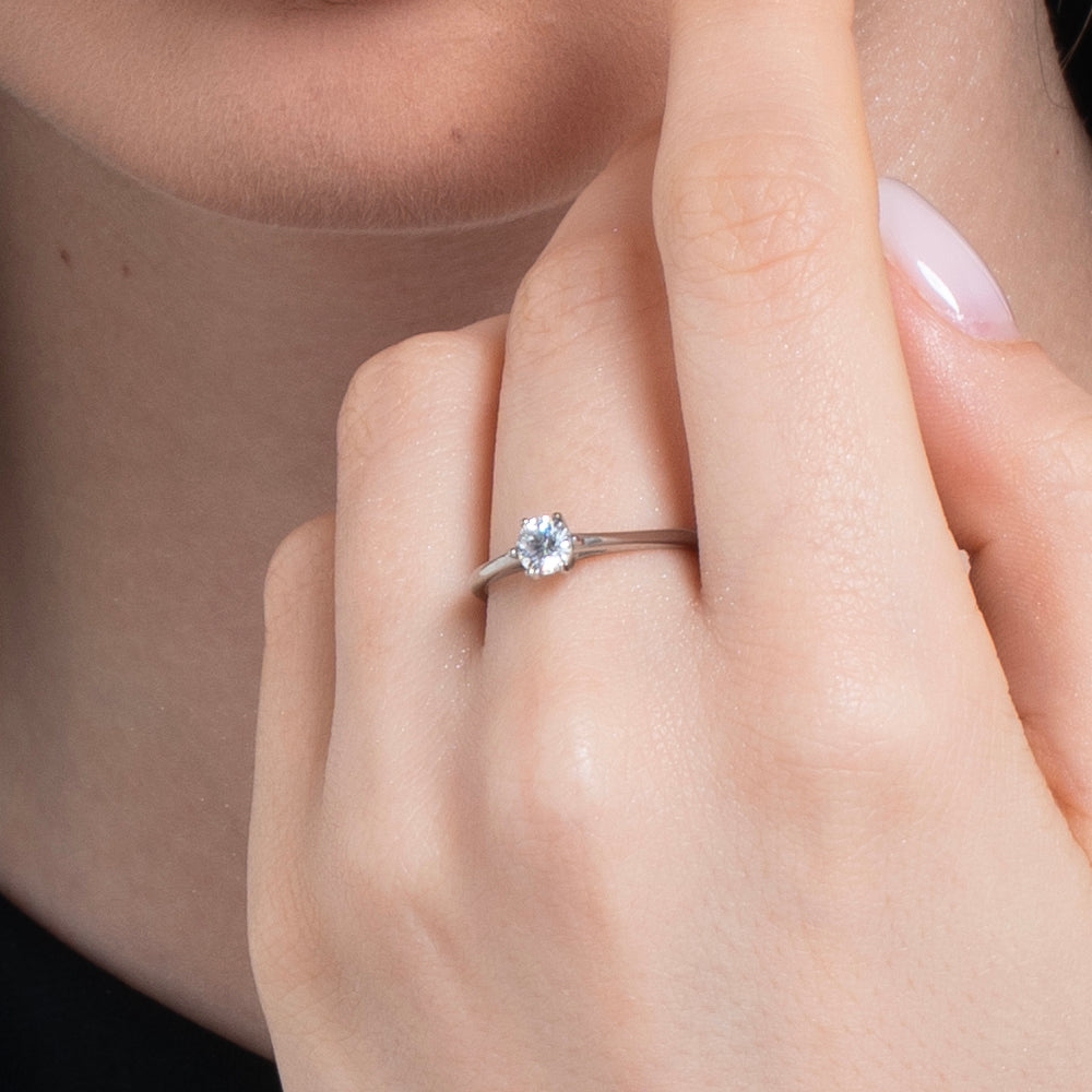 ANILLO DE ACERO PARA SEÑORA CON CRISTAL BLANCO