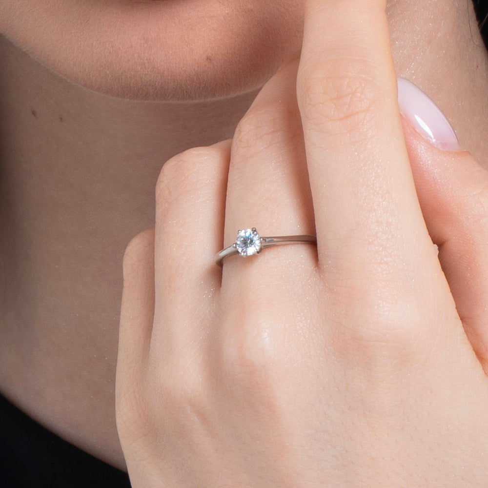 ANILLO DE ACERO PARA SEÑORA CON CRISTAL BLANCO