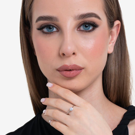 ANILLO DE ACERO PARA SEÑORA CON CRISTAL BLANCO