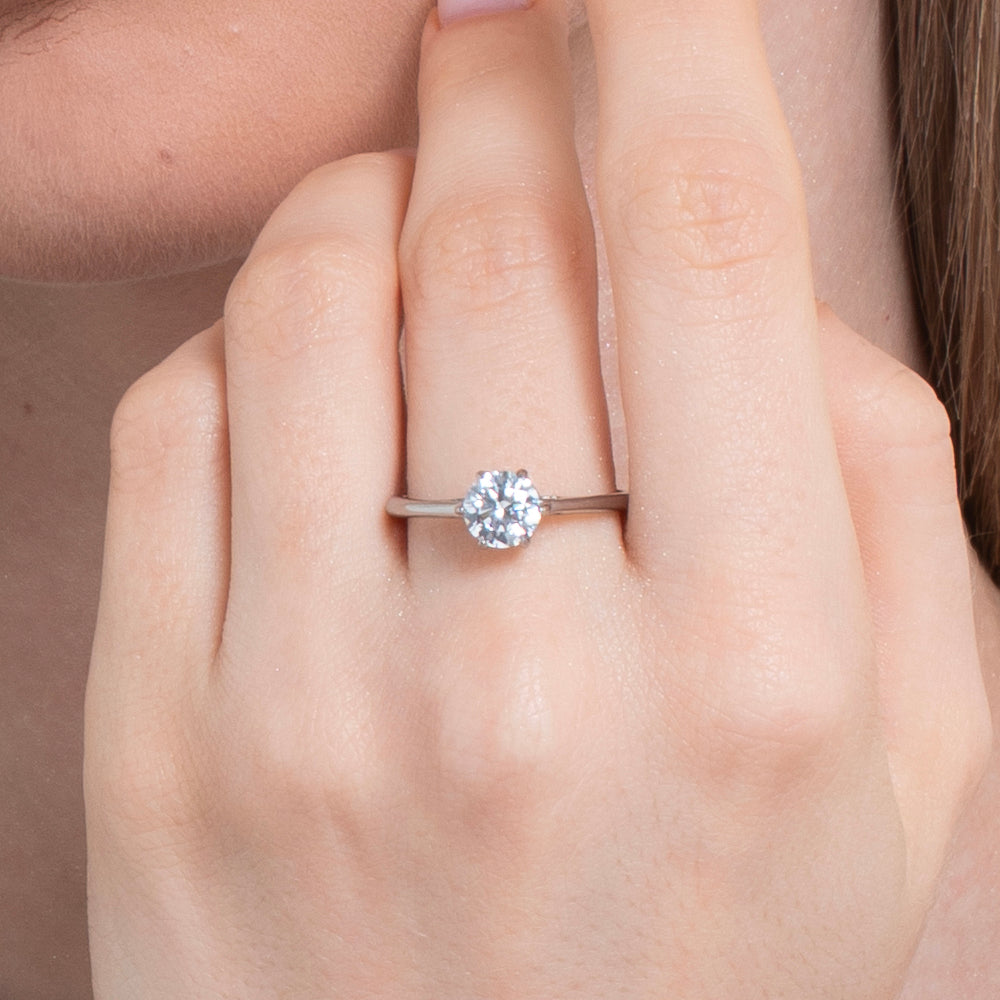 ANILLO DE ACERO PARA SEÑORA CON CRISTAL BLANCO