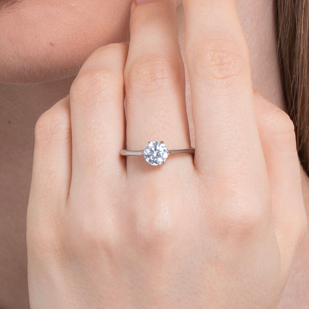 ANILLO DE ACERO PARA SEÑORA CON CRISTAL BLANCO