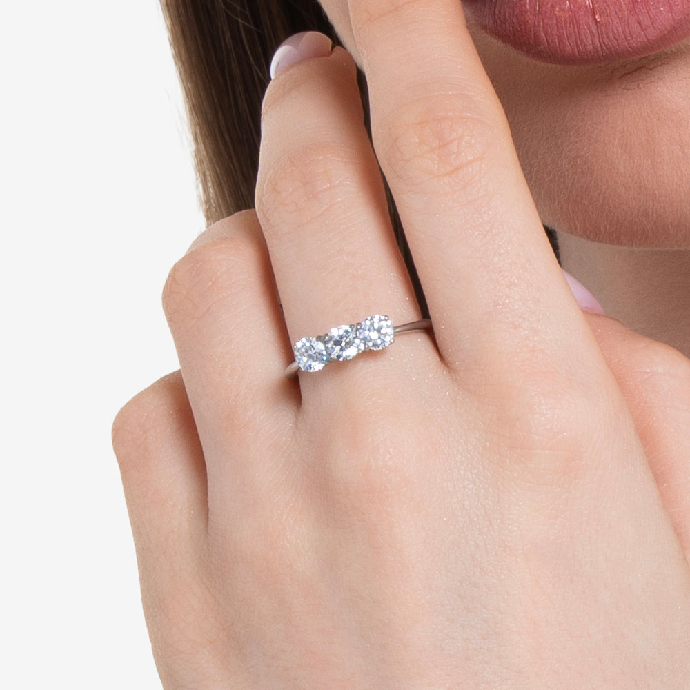 ANILLO DE ACERO PARA MUJER CON CRISTALES BLANCOS