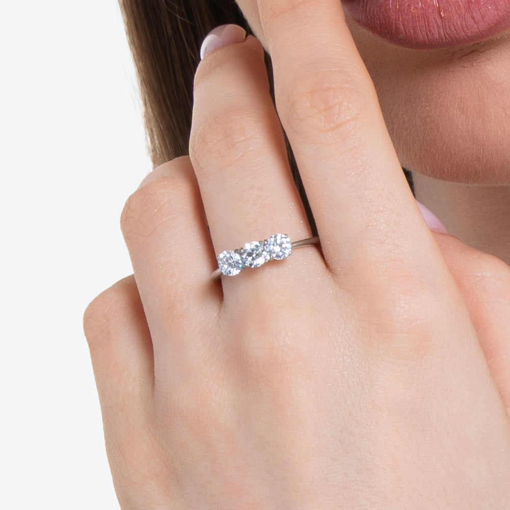 ANILLO DE ACERO PARA MUJER CON CRISTALES BLANCOS