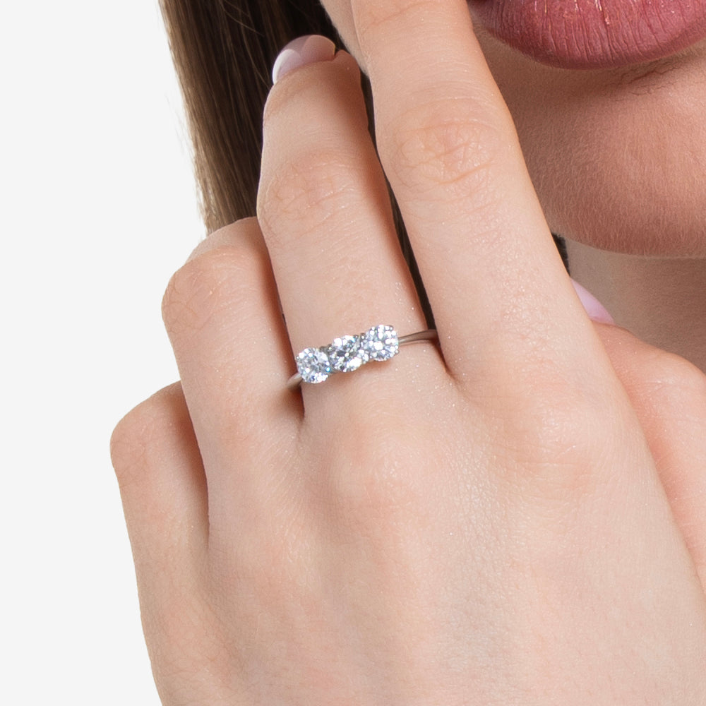 ANILLO DE ACERO PARA MUJER CON CRISTALES BLANCOS