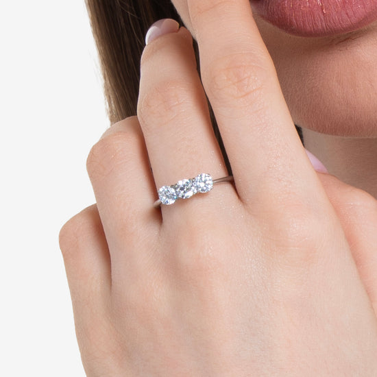 ANILLO DE ACERO PARA MUJER CON CRISTALES BLANCOS
