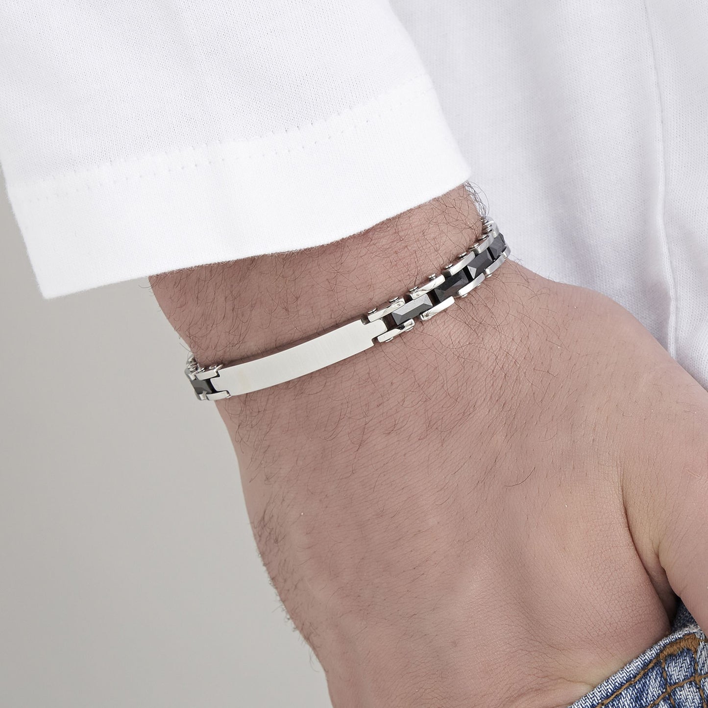 BRAZALETE DE ACERO PARA HOMBRE CON ELEMENTOS DE CERÁMICA NEGRA