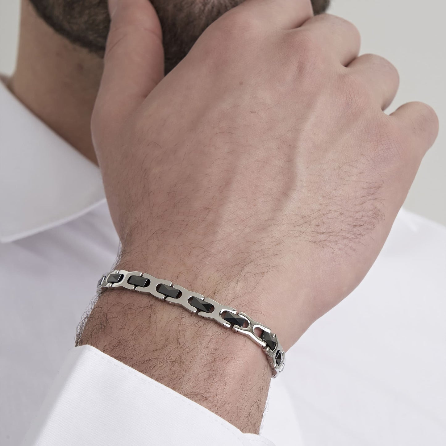 BRAZALETE DE ACERO PARA HOMBRE CON ELEMENTOS DE CERÁMICA NEGRA
