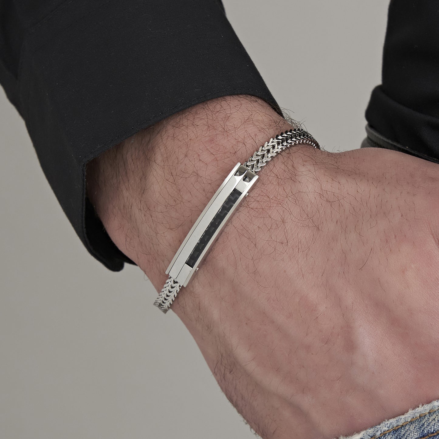 BRAZALETE DE ACERO PARA HOMBRE CON PLACA DE FIBRA DE CARBONO Y ELEMENTO NEGRO