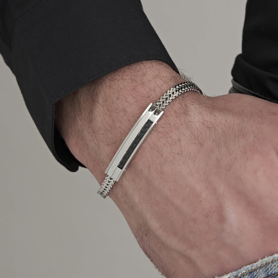 BRAZALETE DE ACERO PARA HOMBRE CON PLACA DE FIBRA DE CARBONO Y ELEMENTO NEGRO