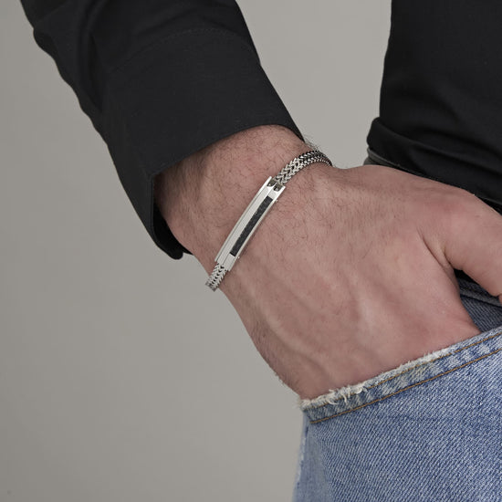 BRAZALETE DE ACERO PARA HOMBRE CON PLACA DE FIBRA DE CARBONO Y ELEMENTO NEGRO