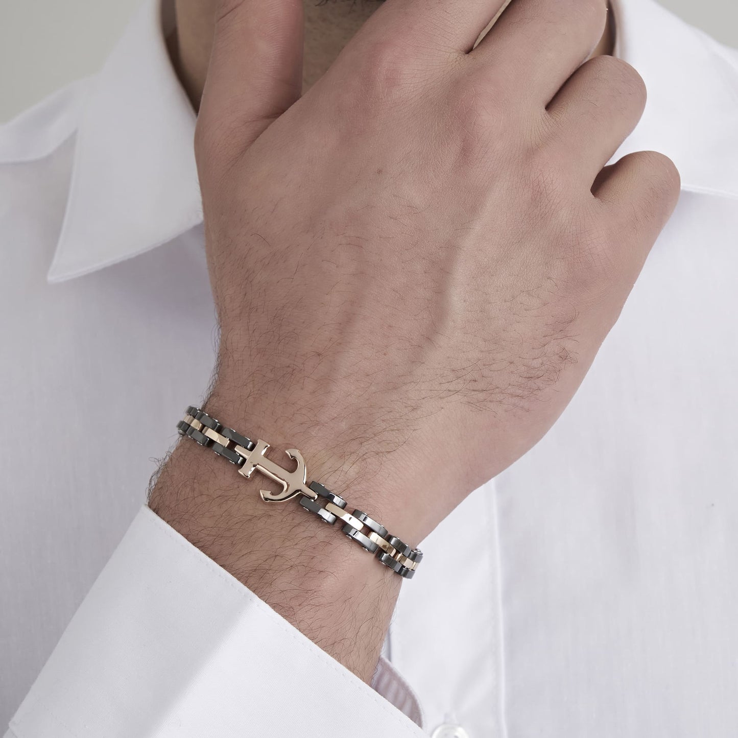 BRAZALETE DE ACERO ROSA PARA HOMBRE CON ELEMENTOS DE CERÁMICA NEGRA Y ANCLA