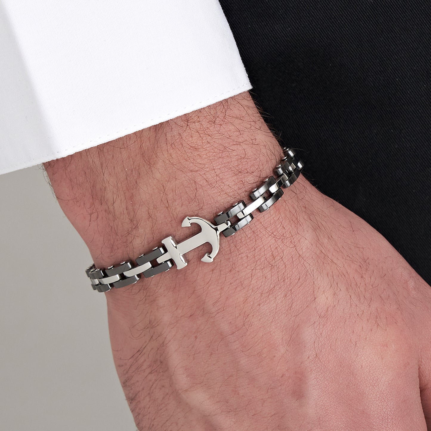 BRAZALETE DE ACERO ROSA PARA HOMBRE CON ELEMENTOS DE CERÁMICA NEGRA Y ANCLA