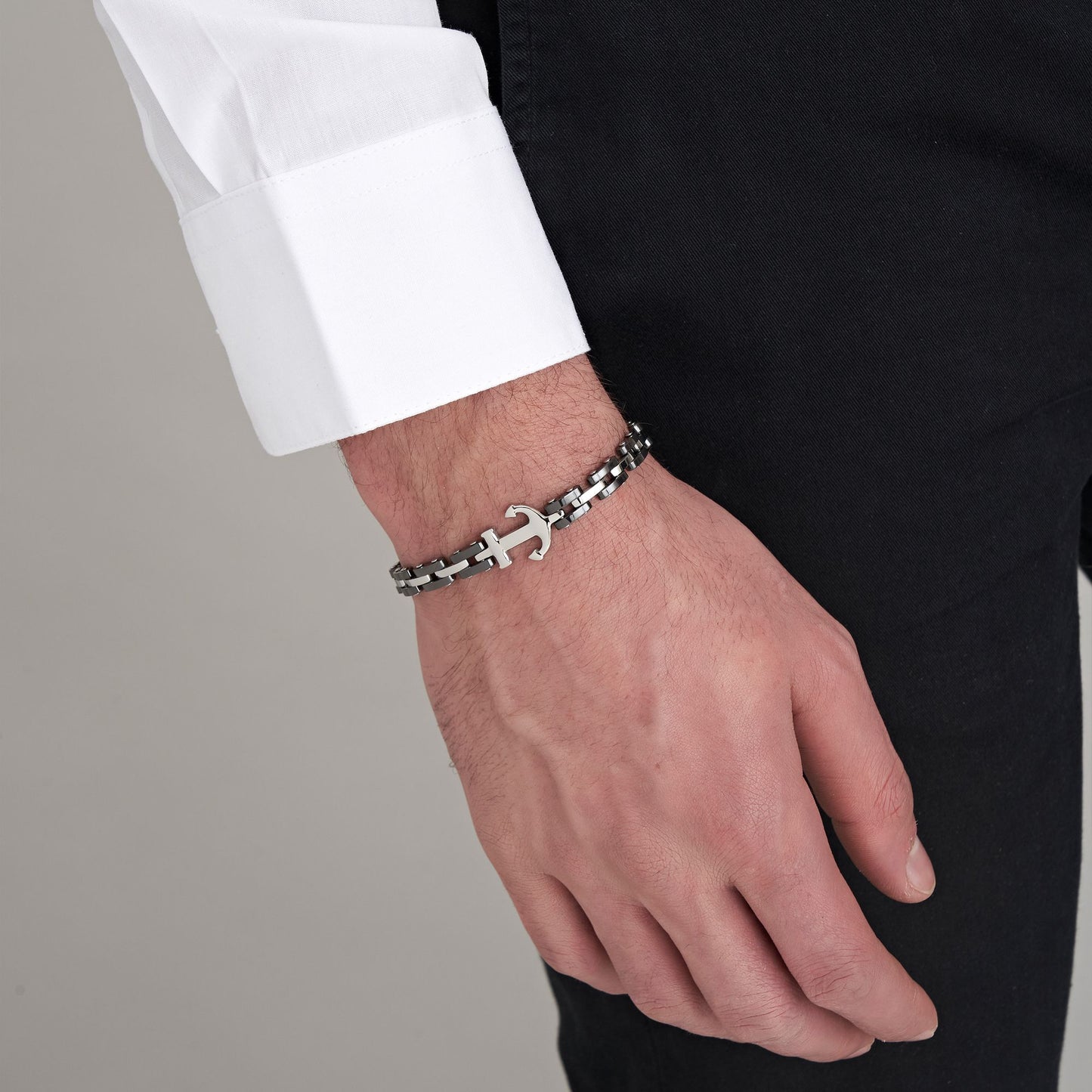 BRAZALETE DE ACERO ROSA PARA HOMBRE CON ELEMENTOS DE CERÁMICA NEGRA Y ANCLA