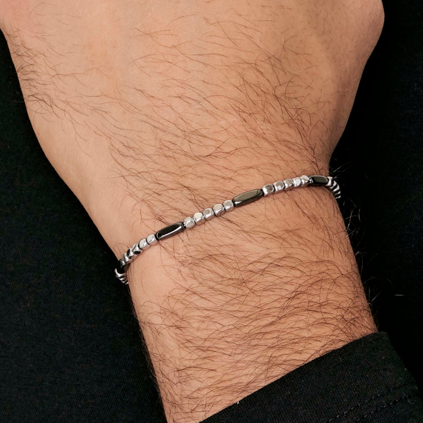 PULSERA DE ACERO PARA HOMBRE CON HEMATITA PLATEADA Y ELEMENTOS GRISES