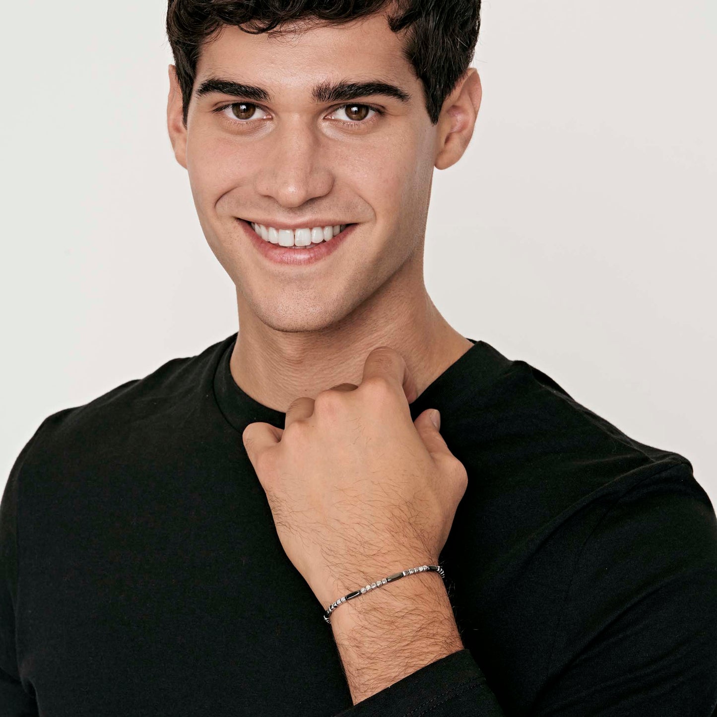 PULSERA DE ACERO PARA HOMBRE CON HEMATITA PLATEADA Y ELEMENTOS GRISES