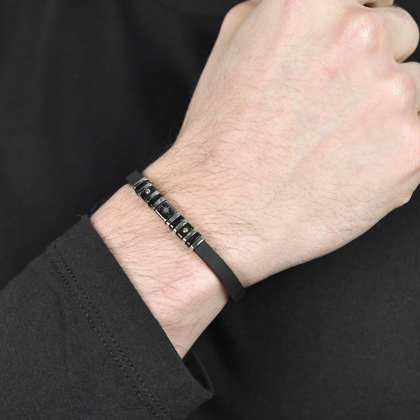 PULSERA DE HOMBRE DE SILICONA NEGRA CON ELEMENTOS DE ACERO Y IP NEGRA Y ROSA DE LOS VIENTOS