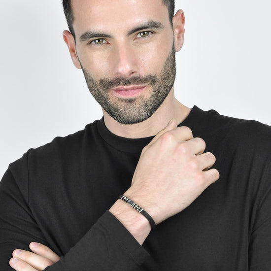 PULSERA DE HOMBRE DE SILICONA NEGRA CON ELEMENTOS DE ACERO Y IP NEGRA Y ROSA DE LOS VIENTOS