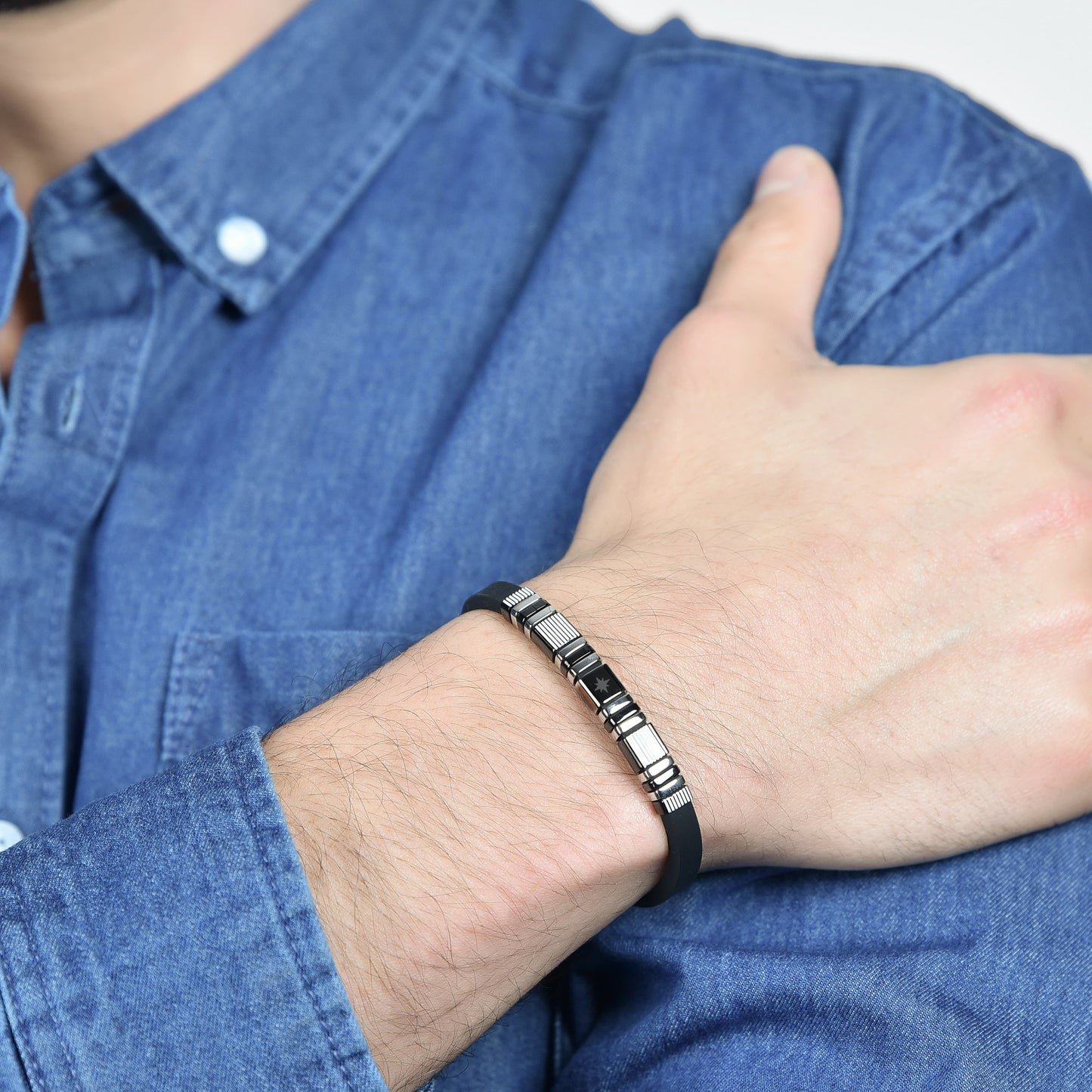 PULSERA DE HOMBRE DE SILICONA NEGRA CON ACERO Y ELEMENTOS IP NEGROS Y ROSA DE LOS VIENTOS