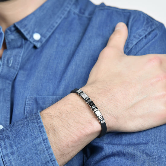 PULSERA DE HOMBRE DE SILICONA NEGRA CON ACERO Y ELEMENTOS IP NEGROS Y ROSA DE LOS VIENTOS