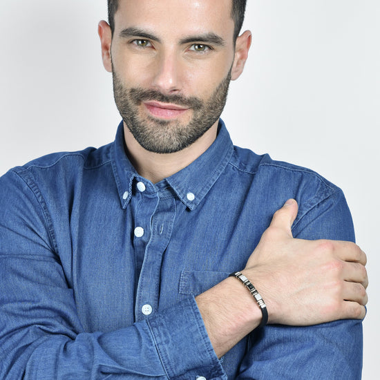 PULSERA DE HOMBRE DE SILICONA NEGRA CON ACERO Y ELEMENTOS IP NEGROS Y ROSA DE LOS VIENTOS