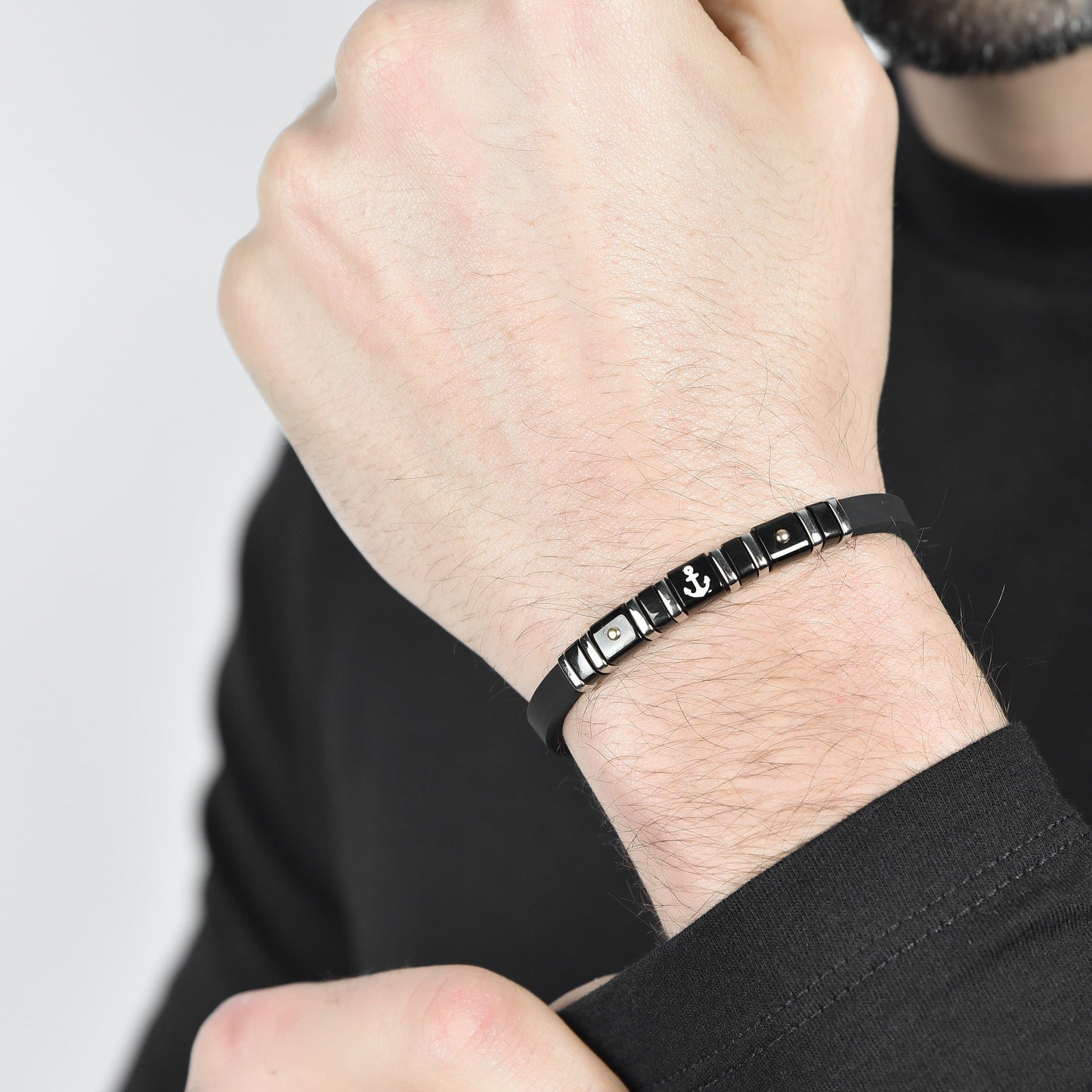 PULSERA DE HOMBRE DE SILICONA NEGRA CON ELEMENTOS DE ACERO, IP NEGRA Y DORADA CON ANCLA