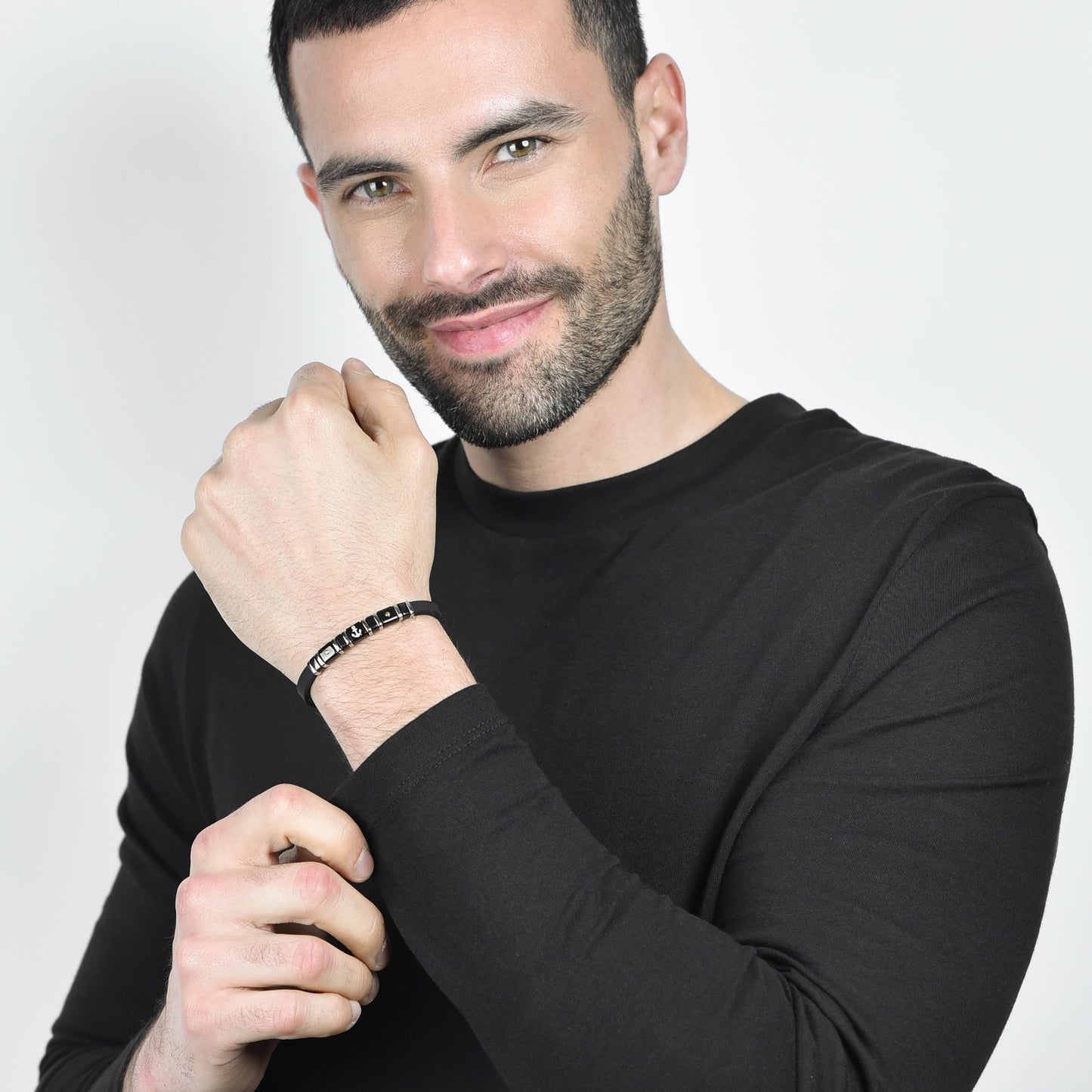 PULSERA DE HOMBRE DE SILICONA NEGRA CON ELEMENTOS DE ACERO, IP NEGRA Y DORADA CON ANCLA