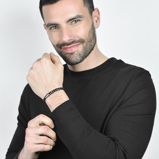 PULSERA DE HOMBRE DE SILICONA NEGRA CON ELEMENTOS DE ACERO, IP NEGRA Y DORADA CON ANCLA