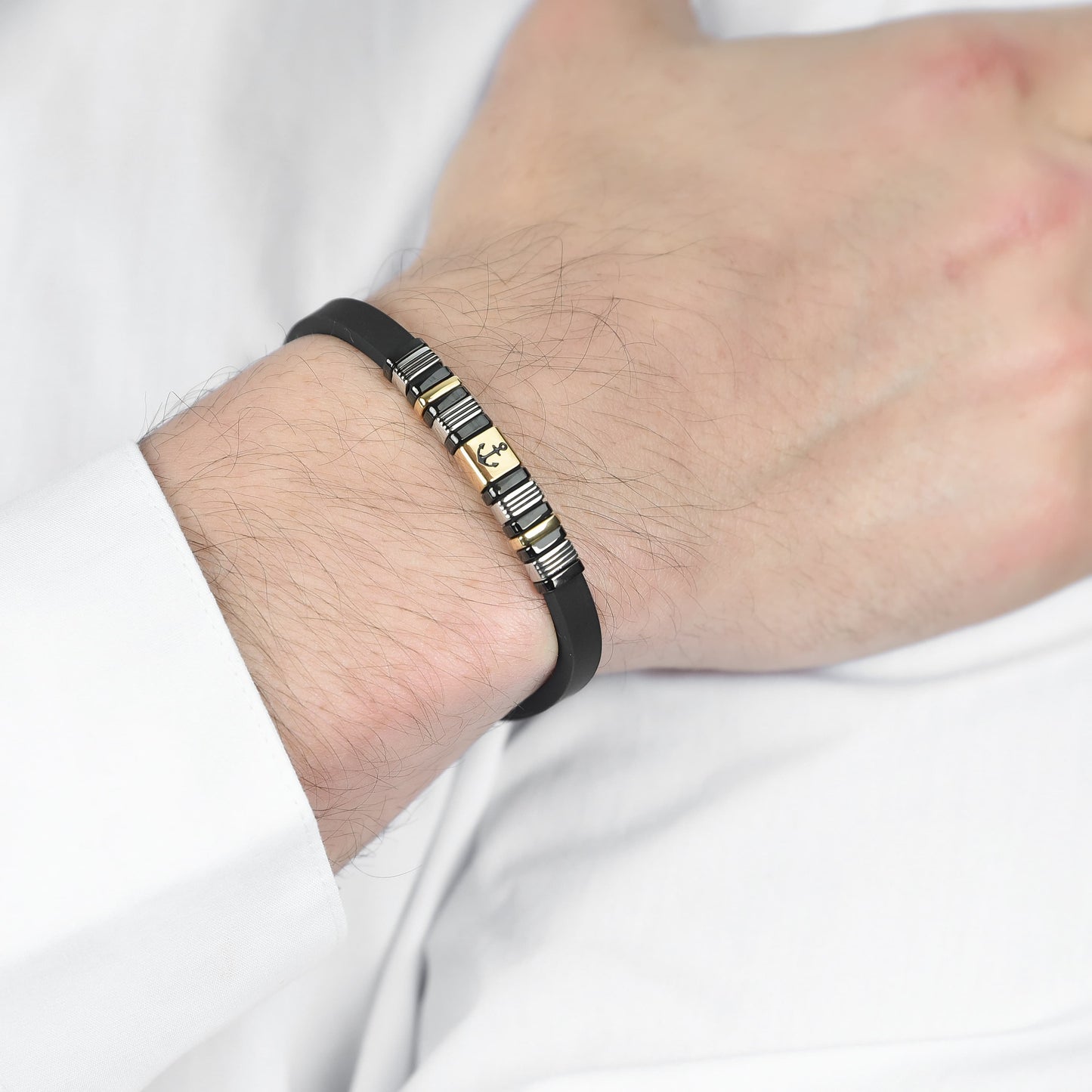 PULSERA DE HOMBRE DE SILICONA NEGRA CON ELEMENTOS IP DE ORO Y ACERO NEGRO CON ANCLA