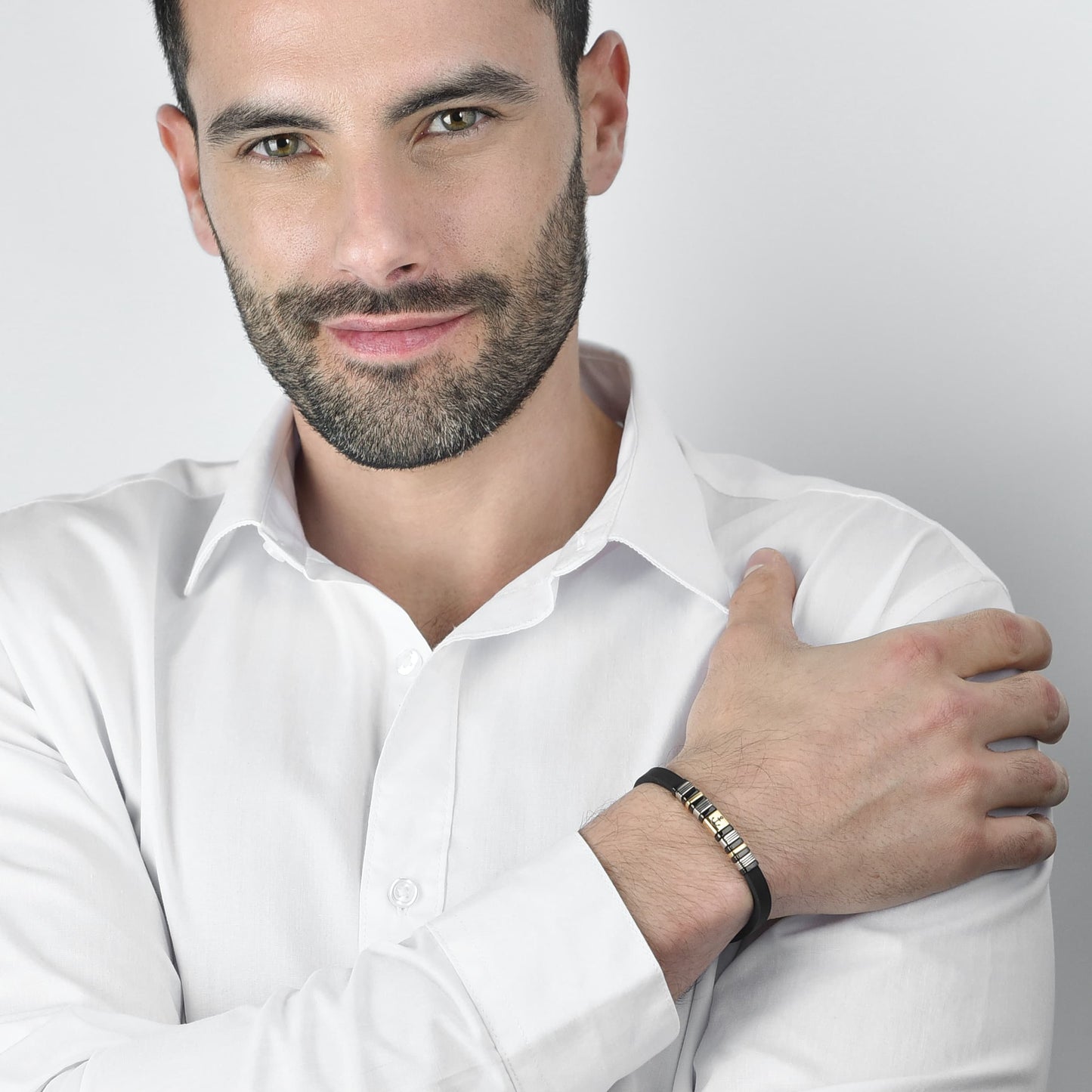 PULSERA DE HOMBRE DE SILICONA NEGRA CON ELEMENTOS IP DE ORO Y ACERO NEGRO CON ANCLA