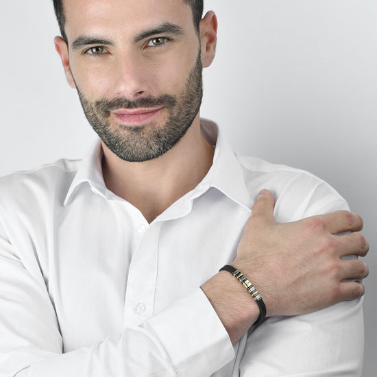 Carica immagine nella Galleria BRACCIALE UOMO SILICONE NERO CON ELEMENTI IN ACCIAIO IP GOLD E NERO CON ANCORA
