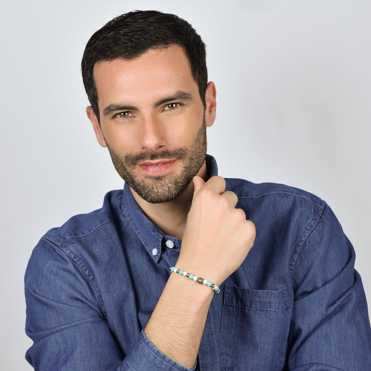 PULSERA ELÁSTICA DE CABALLERO CON PIEDRAS AZULES Y BLANCAS Y ELEMENTOS DE ACERO