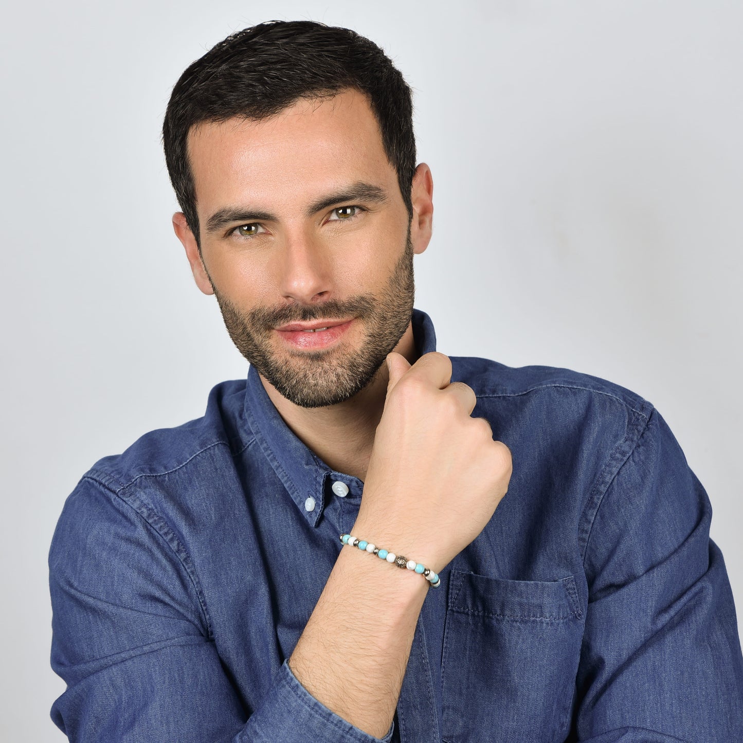 PULSERA ELÁSTICA PARA HOMBRE CON PIEDRAS AZULES Y BLANCAS Y ELEMENTOS DE ACERO Luca Barra