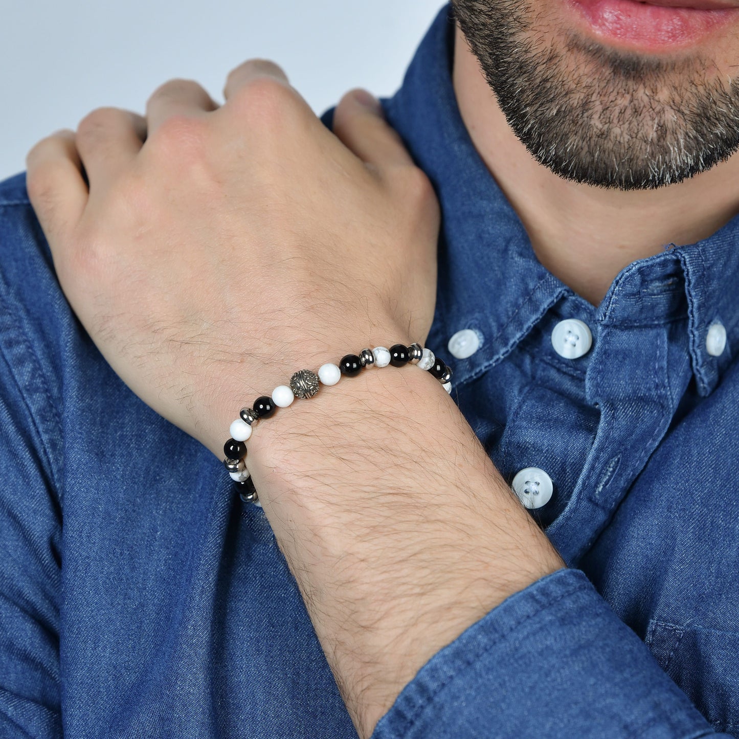 PULSERA ELÁSTICA DE CABALLERO CON PIEDRAS BLANCAS Y NEGRAS Y ELEMENTOS DE ACERO