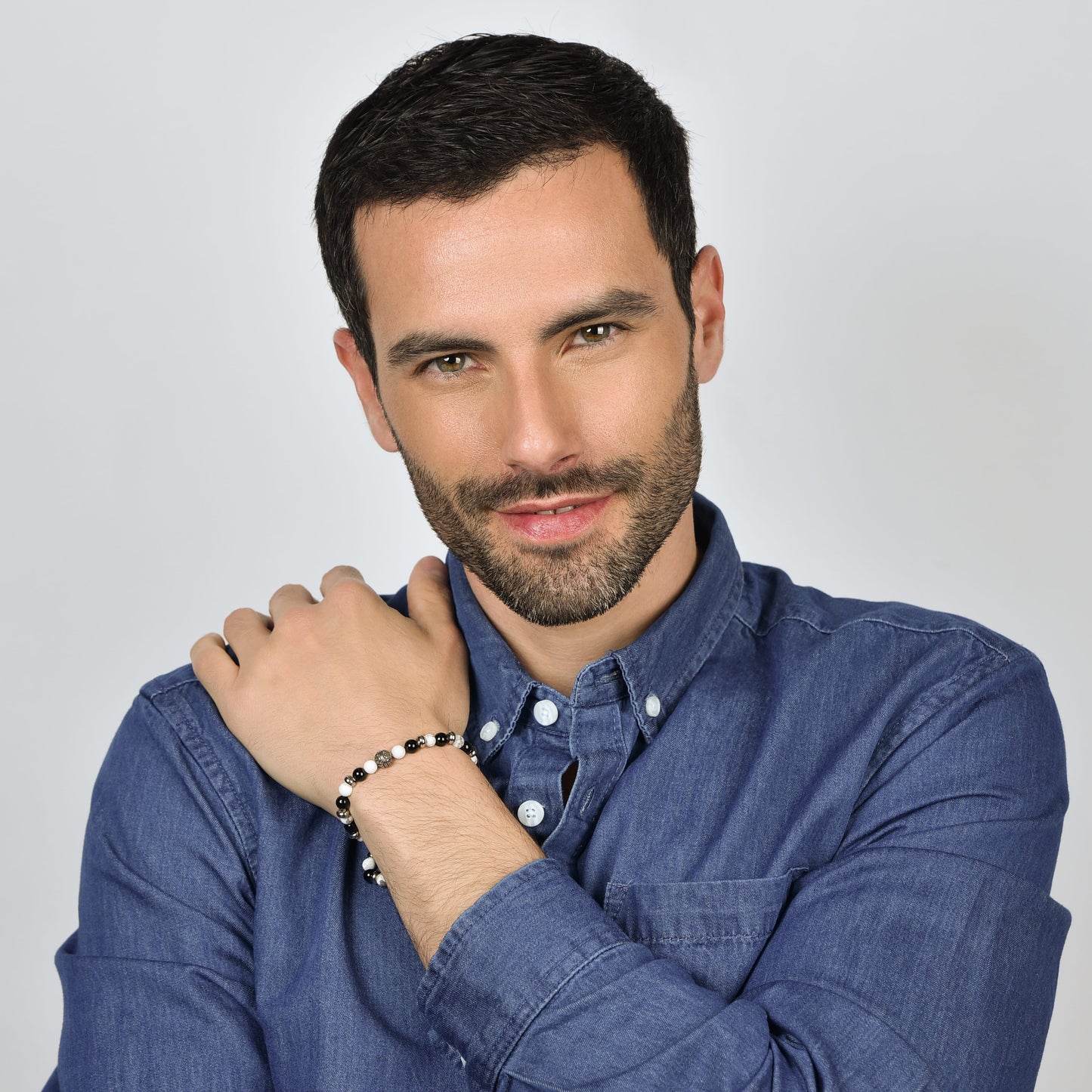 PULSERA ELÁSTICA DE CABALLERO CON PIEDRAS BLANCAS Y NEGRAS Y ELEMENTOS DE ACERO