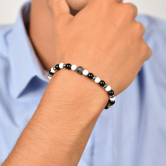 PULSERA ELÁSTICA DE CABALLERO CON PIEDRAS BLANCAS Y NEGRAS Y ELEMENTOS DE ACERO